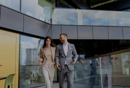 mulher relaxando sentada em um sofá próxima a uma janela